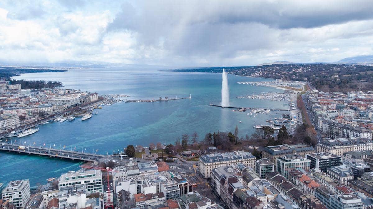 Jet d'Eau yang menyemburkan air di atas Danau Jenewa di Swiss.