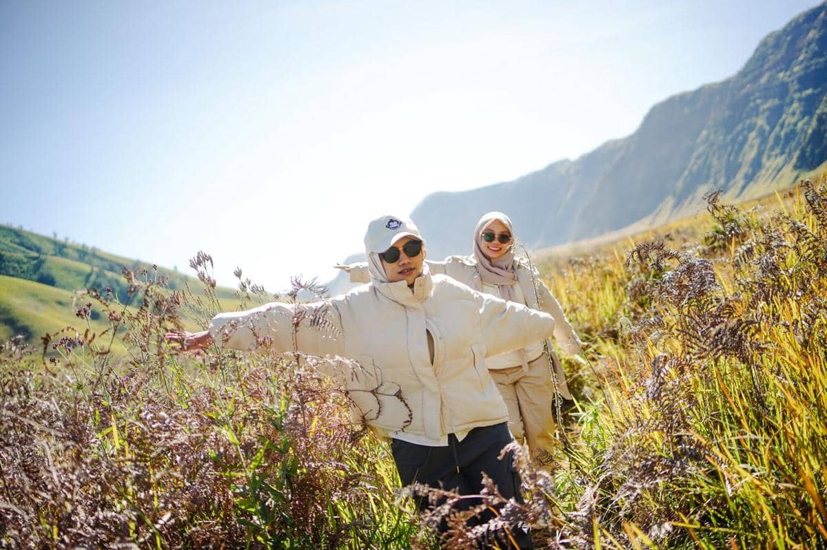 ilustrasi traveling di alam