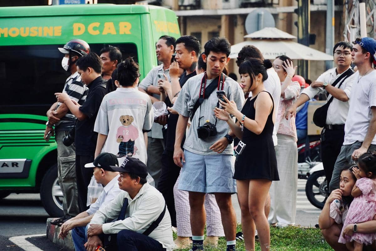 Ilustrasi wisatawan melakukan registrasi sebelum mengikuti perjalanan bus wisata heritage.
