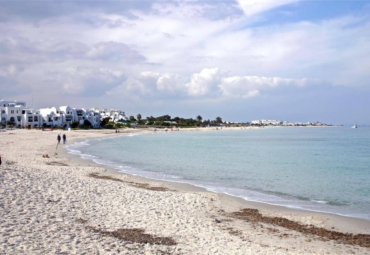 pantai di Sousse yang menghadap Laut Mediterania.