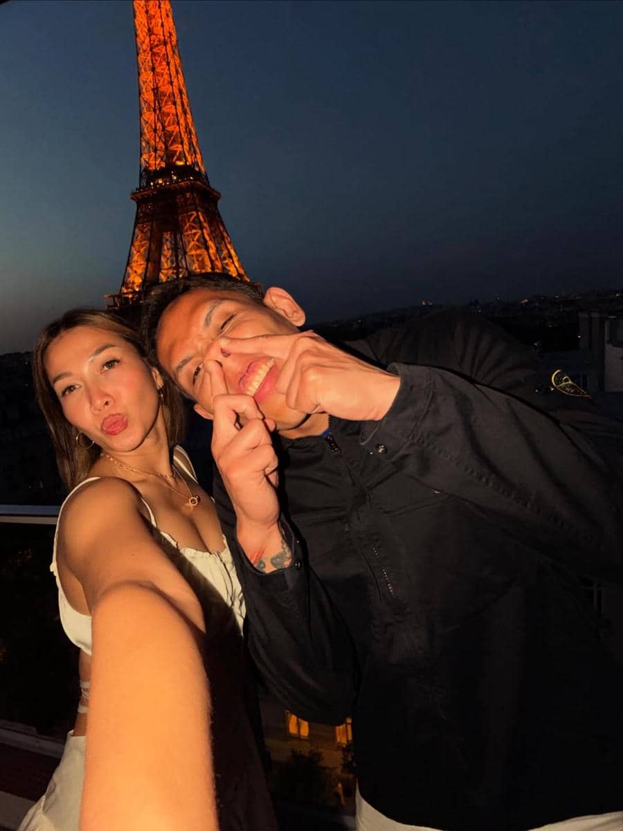 Andrea Dian dan suami berkeliling Kota Paris