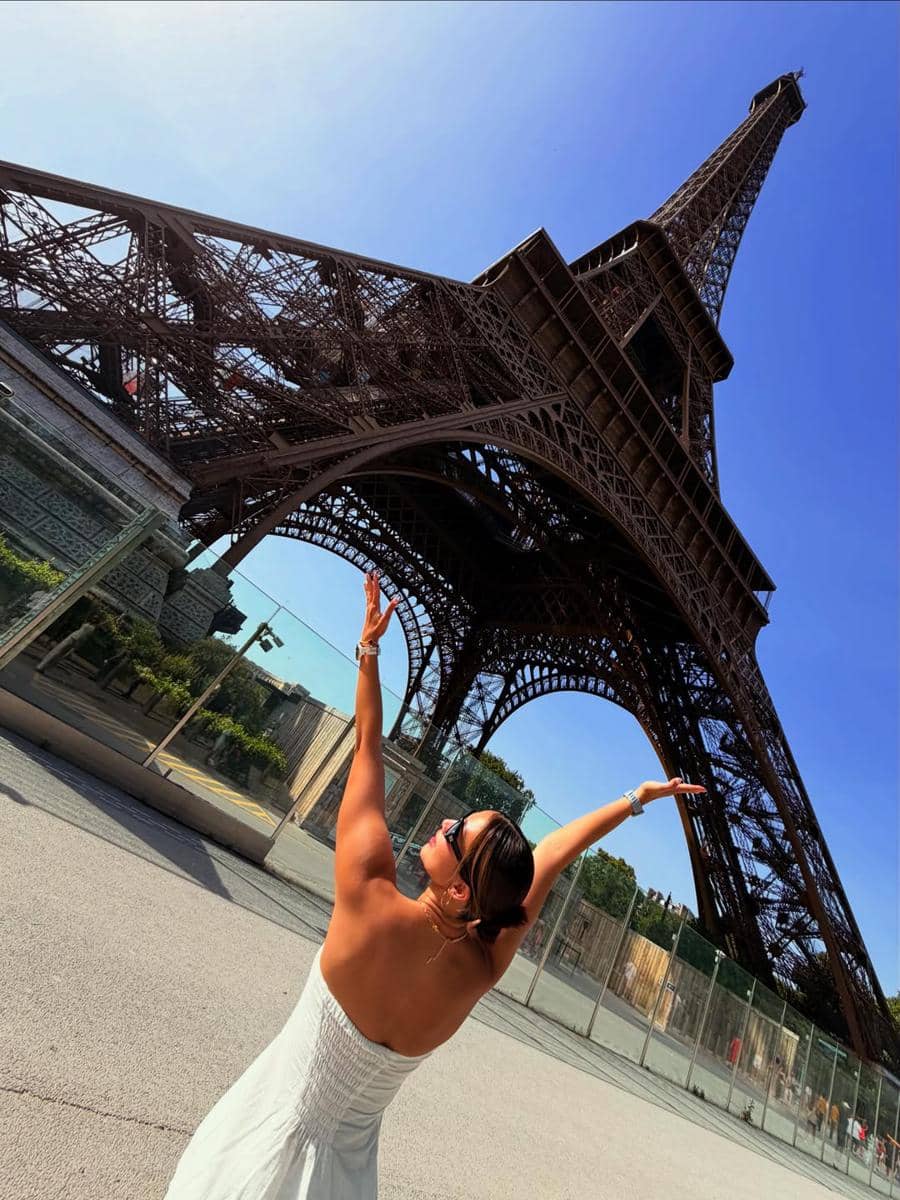 Andrea Dian dan suami berkeliling Kota Paris