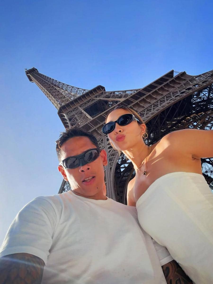 Andrea Dian dan suami berkeliling Kota Paris