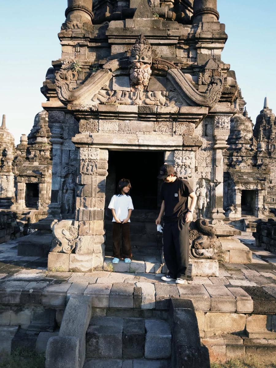 Keluarga Indra Jegel berwisata di Candi Prambanan
