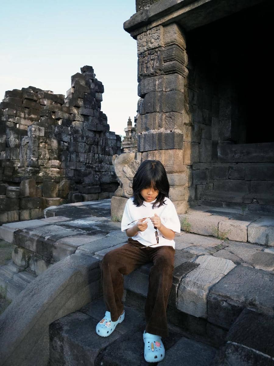 Keluarga Indra Jegel berwisata di Candi Prambanan