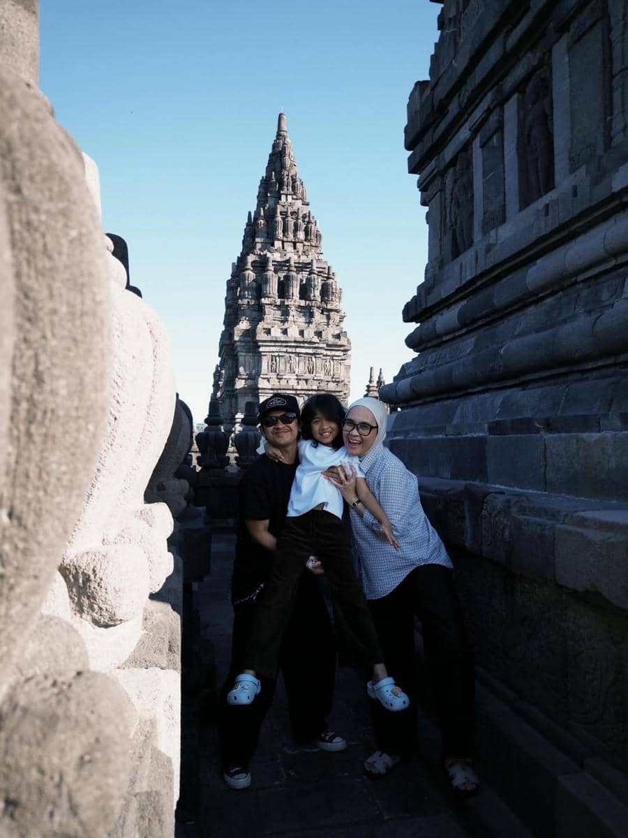 Keluarga Indra Jegel berwisata di Candi Prambanan