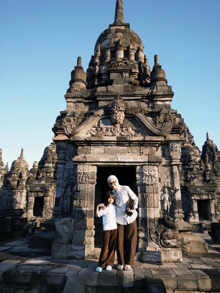 Keluarga Indra Jegel berwisata di Candi Prambanan