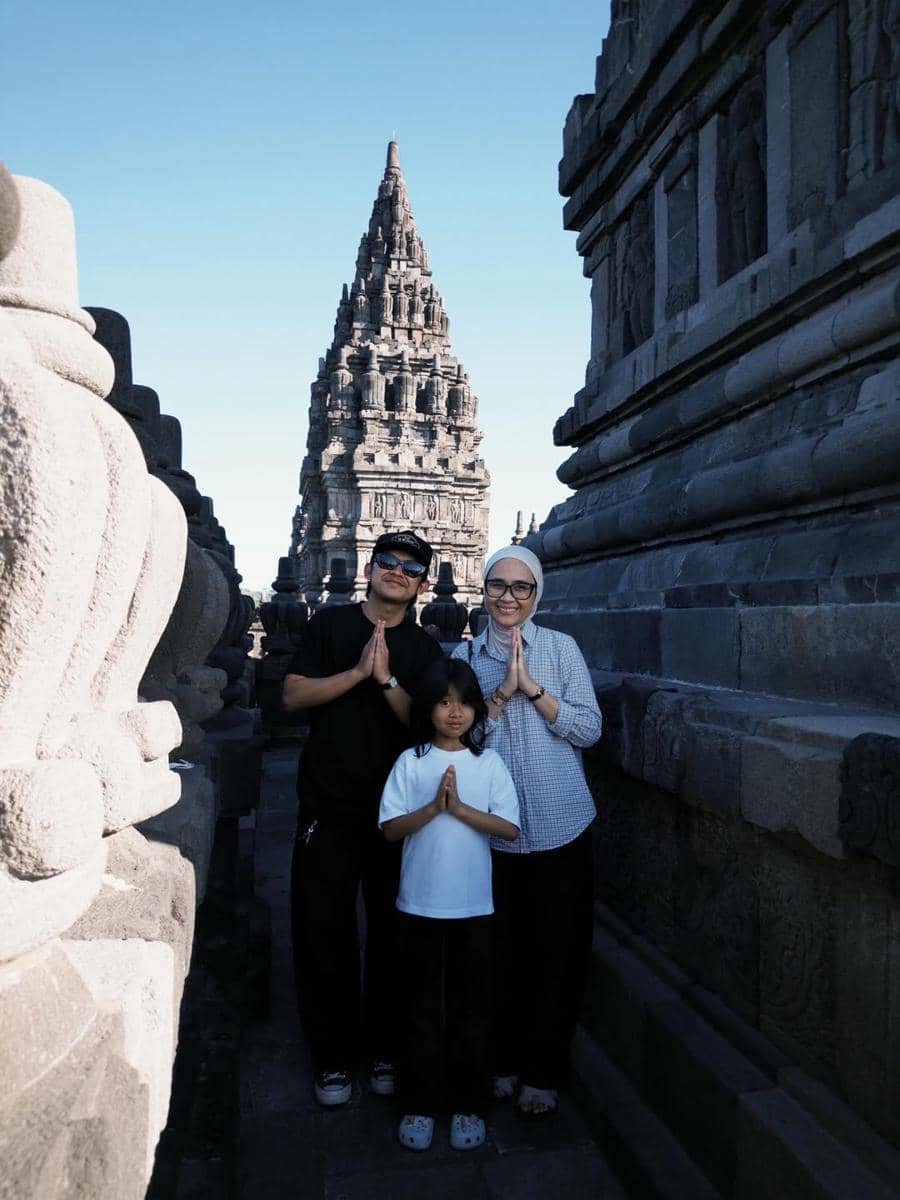 Keluarga Indra Jegel berwisata di Candi Prambanan