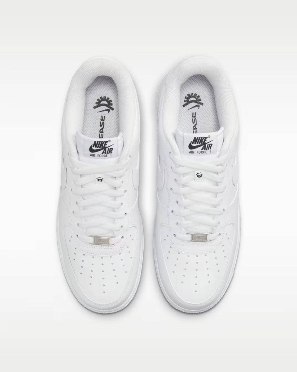 Sepasang sepatu Nike Air Force 1-EasyOn berwarna putih dengan desain klasik dan tali depan, dilihat dari atas di latar putih.