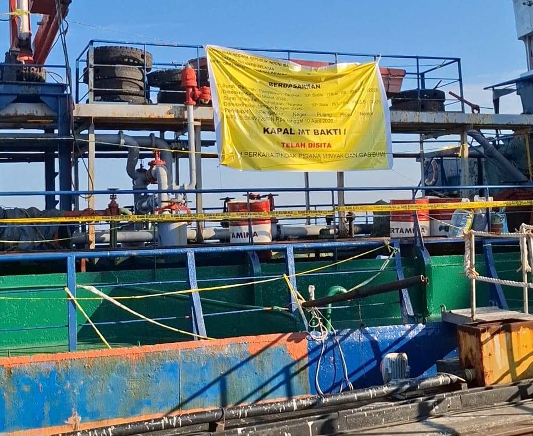 Kapal Tanker MT Bakti I yang disita Ditreskrimsus Polda Sulsel dan sandar di Dermarga Peti Kemas Pelindo Makassar, Jl Soerkarno, Selasa (2/6