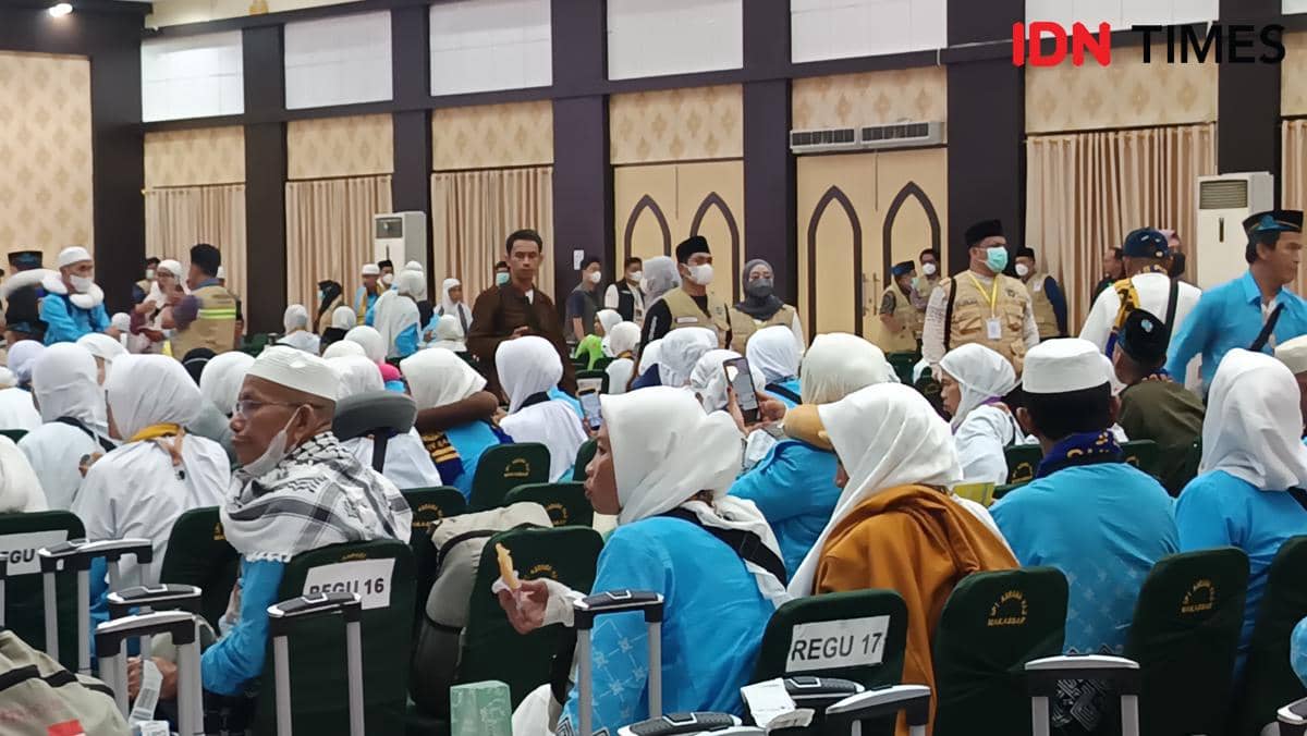 Rombongan jemaah haji Kloter 1 Debarkasi Makassar duduk di aula Asrama Haji Sudiang setelah tiba dari Tanah Suci pada malam hari.
