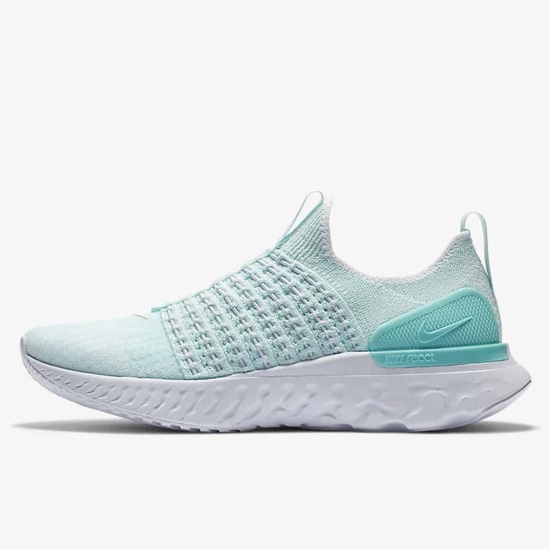 Sepatu lari Nike Phantom Run 2 berwarna hijau muda dengan sol putih tebal dan desain tanpa tali yang ringan dan modern.