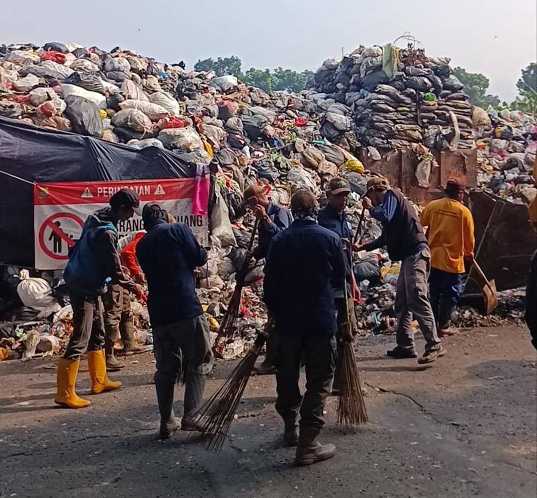 Dikeluhkan Warga, DLH Bandung Angkut Tumpukan Sampah di TPS Cijambe