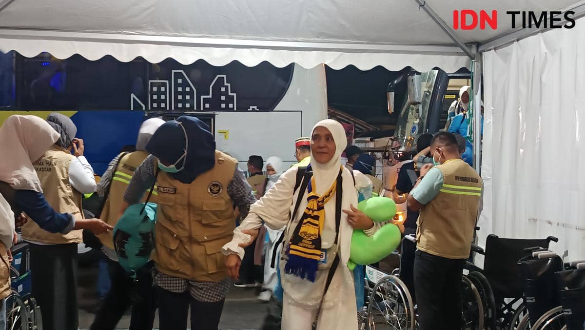 Jemaah haji Kloter 1 Debarkasi Makassar tiba di Asrama Haji Sudiang pada malam hari setelah menyelesaikan ibadah haji di Tanah Suci.