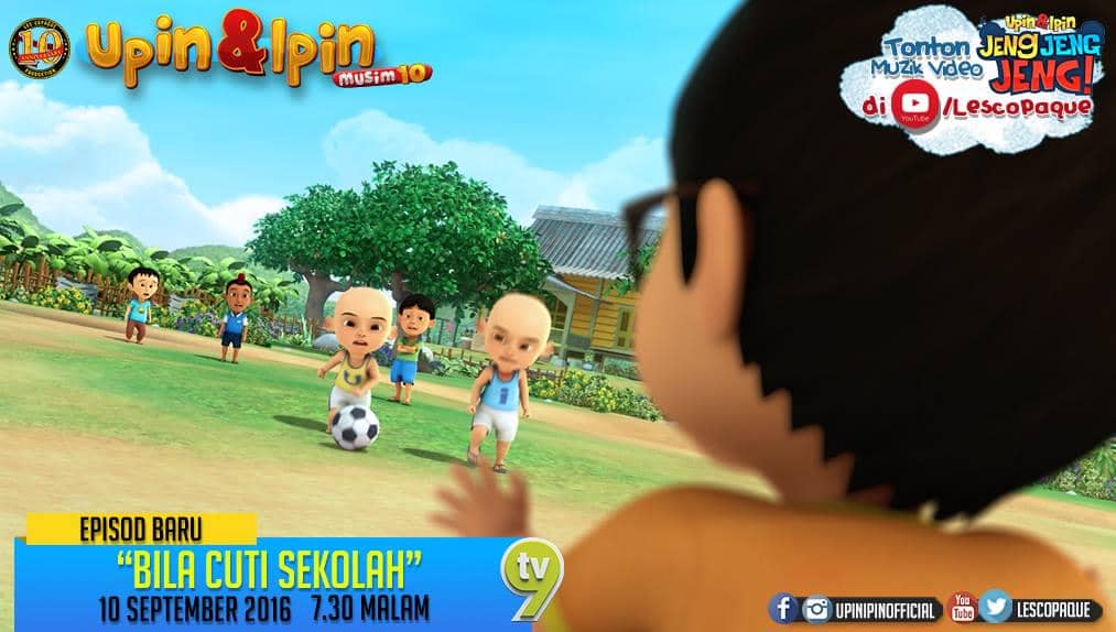 Karakter animasi Upin dan Ipin bermain sepak bola di lapangan desa bersama teman-teman mereka dalam cuplikan musim ke-10.