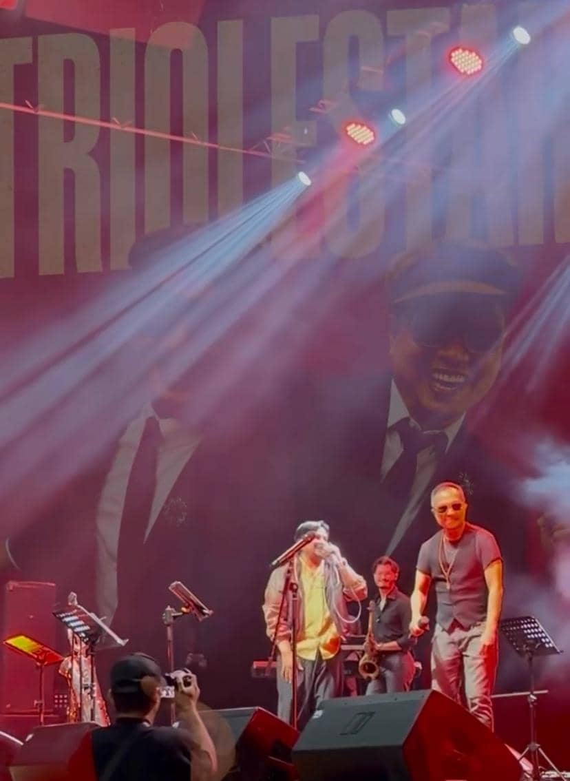Penampilan Trio Lestari di panggung Java Jazz 2026 dengan pencahayaan panggung berwarna merah dan asap efek di sekitar musisi.