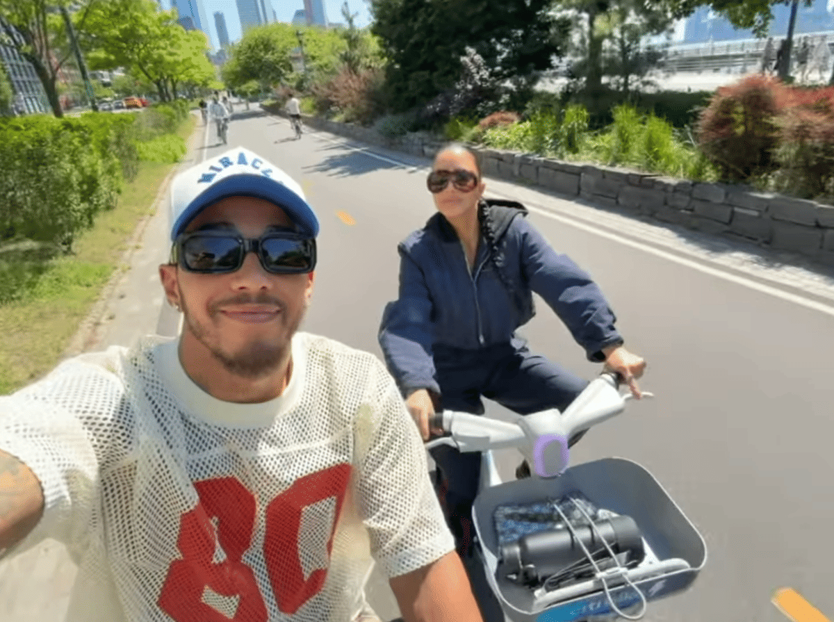 momen Kim Kadarshian bersama Lewis Hamilton