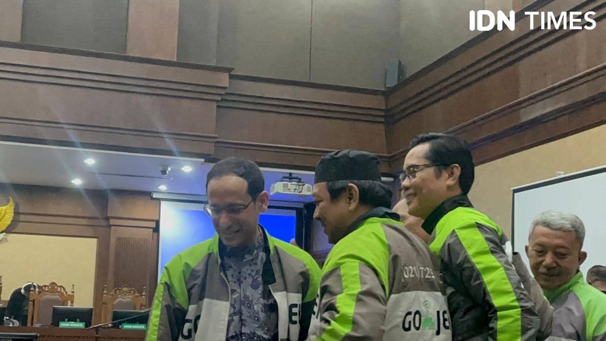 Jelang Pledoi, Nadiem Tiba di Ruang Sidang Pakai Jaket Gojek