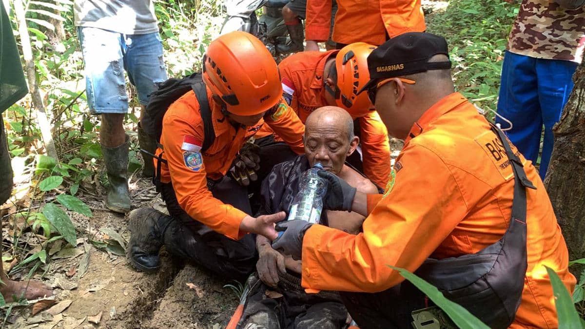Pria Lansia Ditemukan Selamat Usai 2 Hari Hilang di Hutan