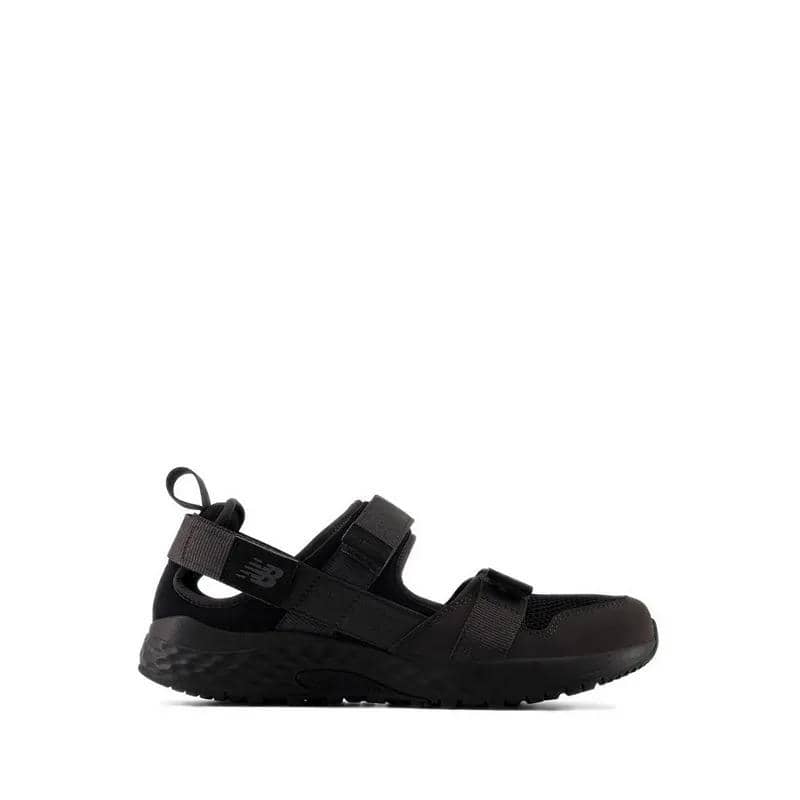 Sepatu berjalan New Balance 710 berwarna hitam dengan desain terbuka dan tali perekat di bagian atas untuk kenyamanan maksimal.