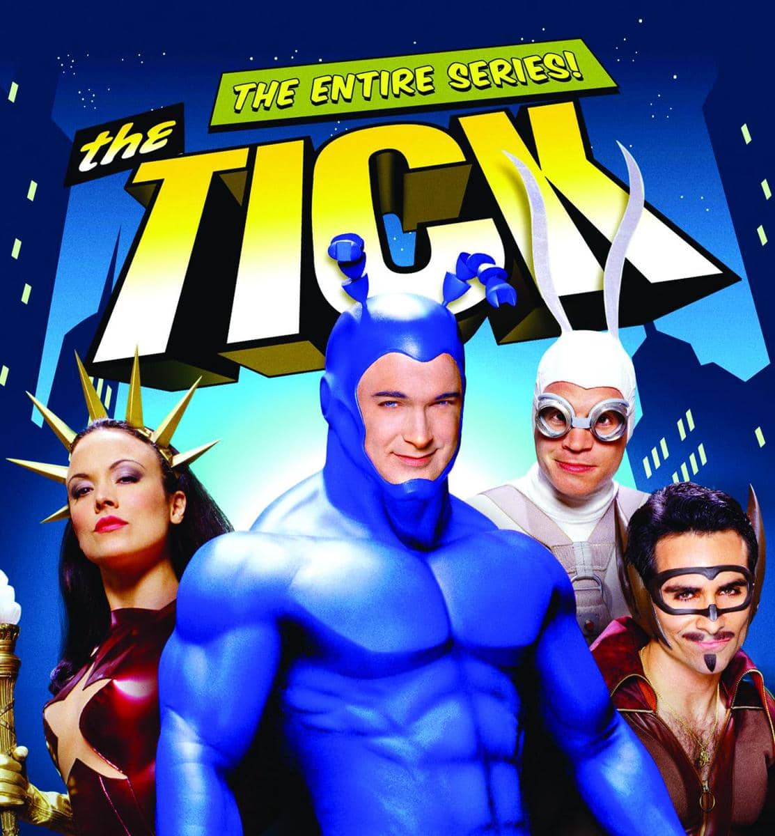 Poster serial The Tick menampilkan empat karakter utama dengan kostum superhero berwarna cerah di depan latar kota malam.