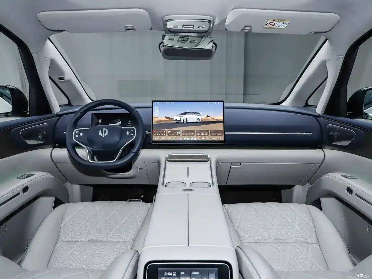 Interior mobil Leapmotor D99 dengan desain modern, layar sentuh besar di tengah dasbor, dan jok kulit berwarna terang.
