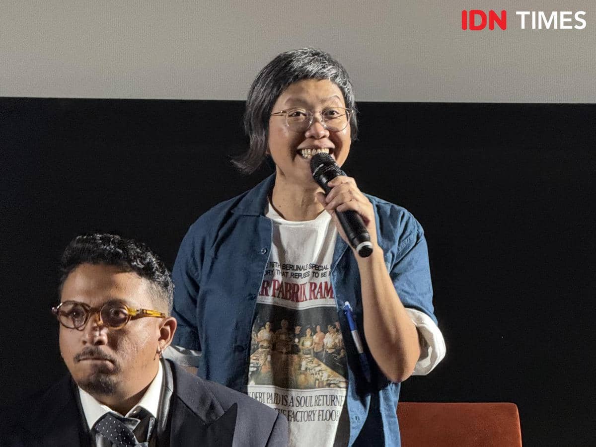 Seorang anggota tim produksi berbicara di depan mikrofon bersama pemeran film Monster Pabrik Rambut dalam acara pada 1 Juni 2026.