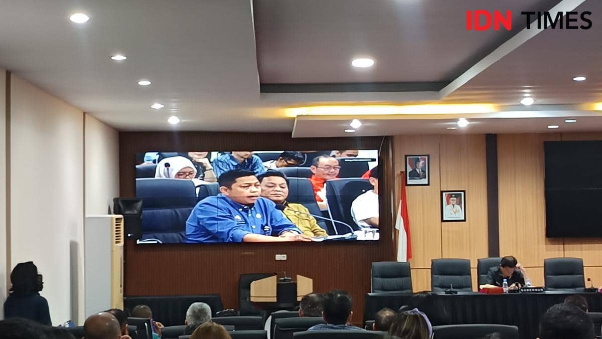 Seorang pejabat memberikan penjelasan dalam rapat dengar pendapat DPRD Sulsel yang membahas dugaan pelanggaran seleksi Paskibraka nasional.