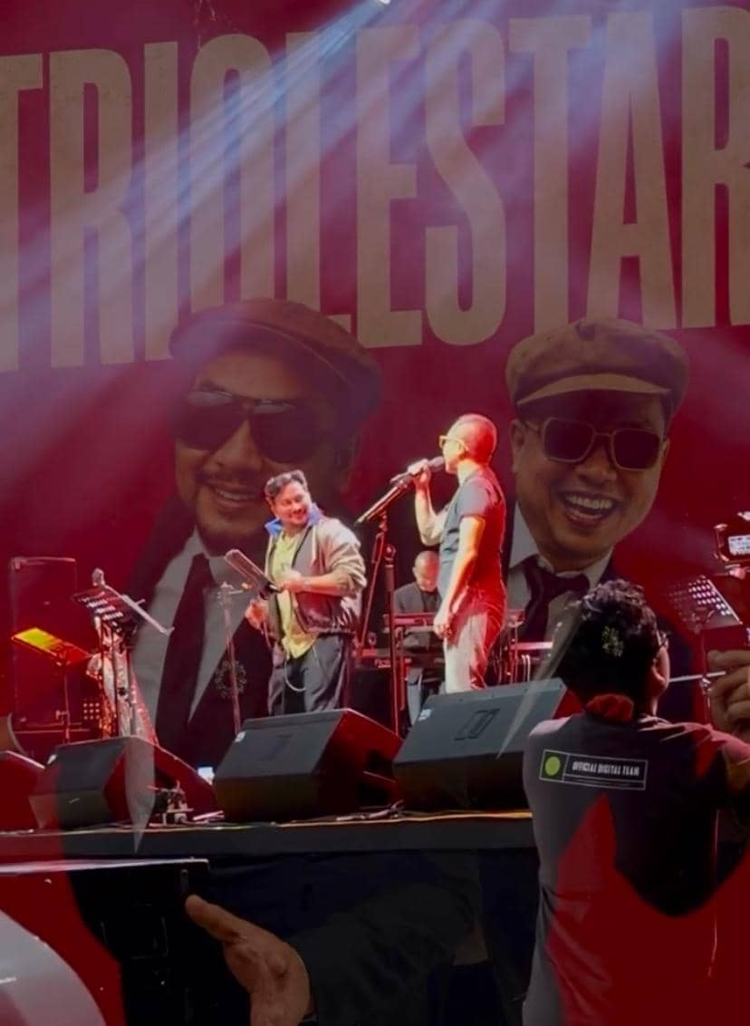 Penampilan Trio Lestari di panggung Java Jazz 2026 dengan pencahayaan merah dan latar besar bertuliskan nama grup.