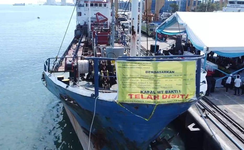 Kapal Tanker MT Bakti I yang disita Ditreskrimsus Polda Sulsel dan sandar di Dermarga Peti Kemas Pelindo Makassar, Jl Soerkarno, Selasa (2/6