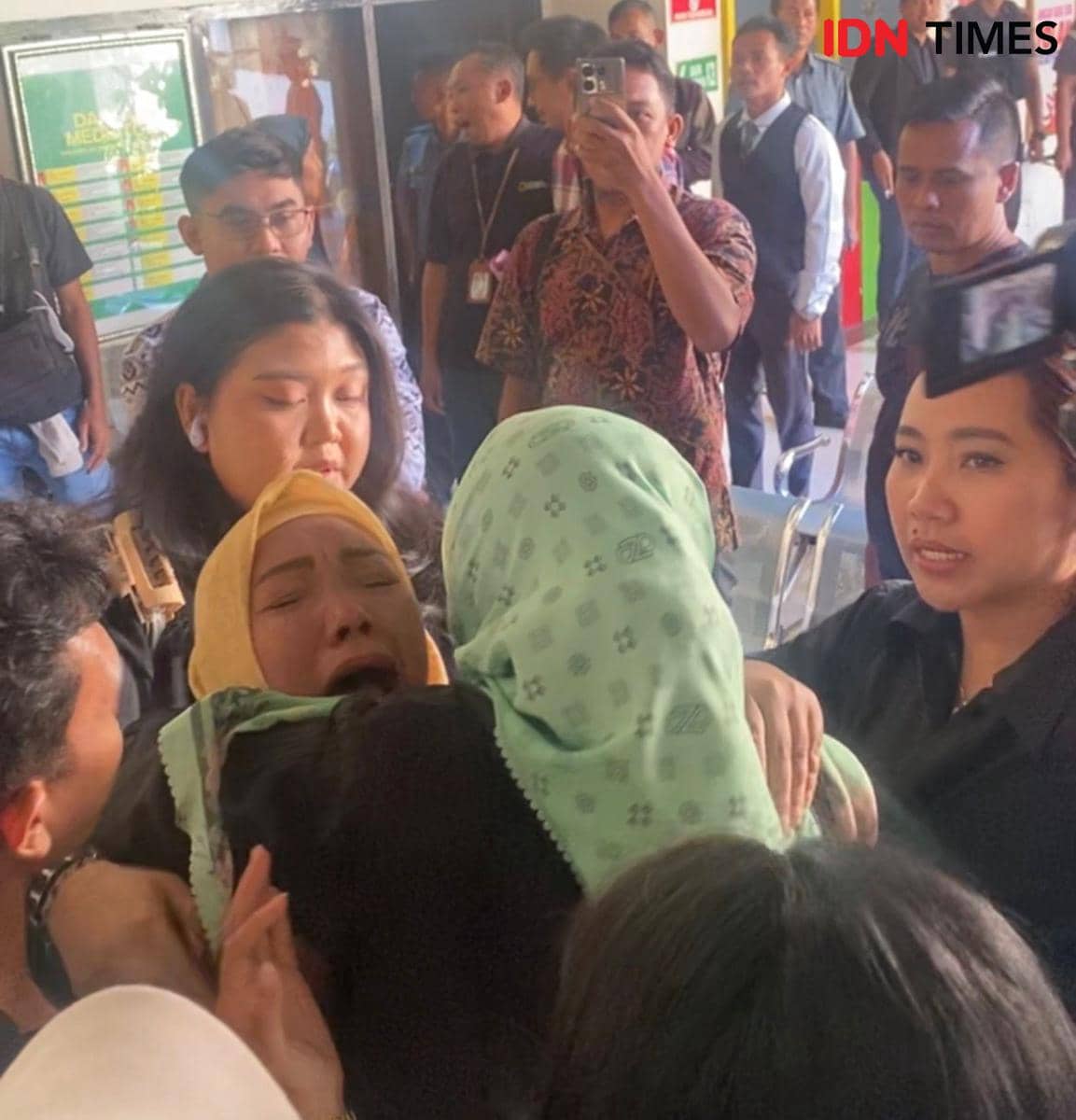 Anak Dituntut 13 Tahun Penjara, Orangtua Radit Menangis Histeris
