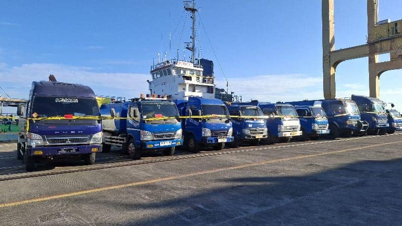 Deretan truk tangki yang disita dalam kasus penyelundupan BBM biosolar di Dermarga Peti Kemas Pelindo Makassar, Jl Soerkarno, Selasa (2/6/2026). Dok. IDN Times/Darsil Yahya