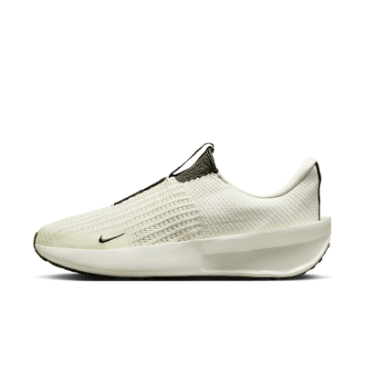 Sepatu lari Nike Interact Run Easy-On berwarna putih dengan desain slip-on dan sol tebal yang nyaman untuk aktivitas olahraga.