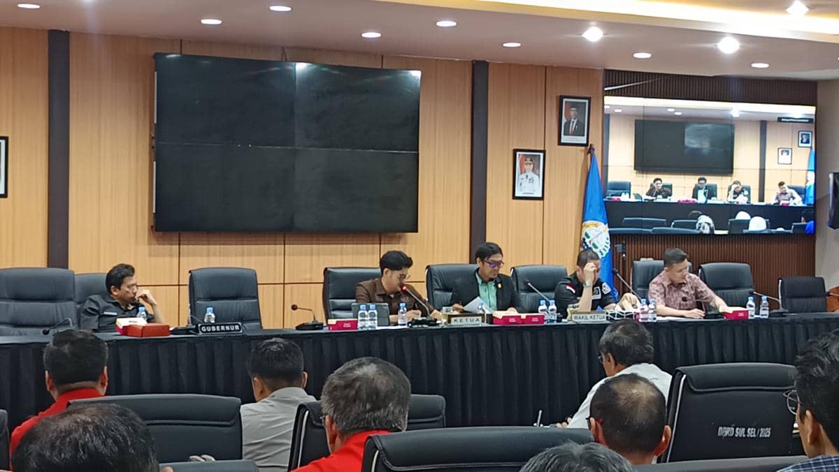 Anggota Komisi A DPRD Sulsel duduk di ruang rapat membahas dugaan pelanggaran seleksi Paskibraka nasional pada Rapat Dengar Pendapat.