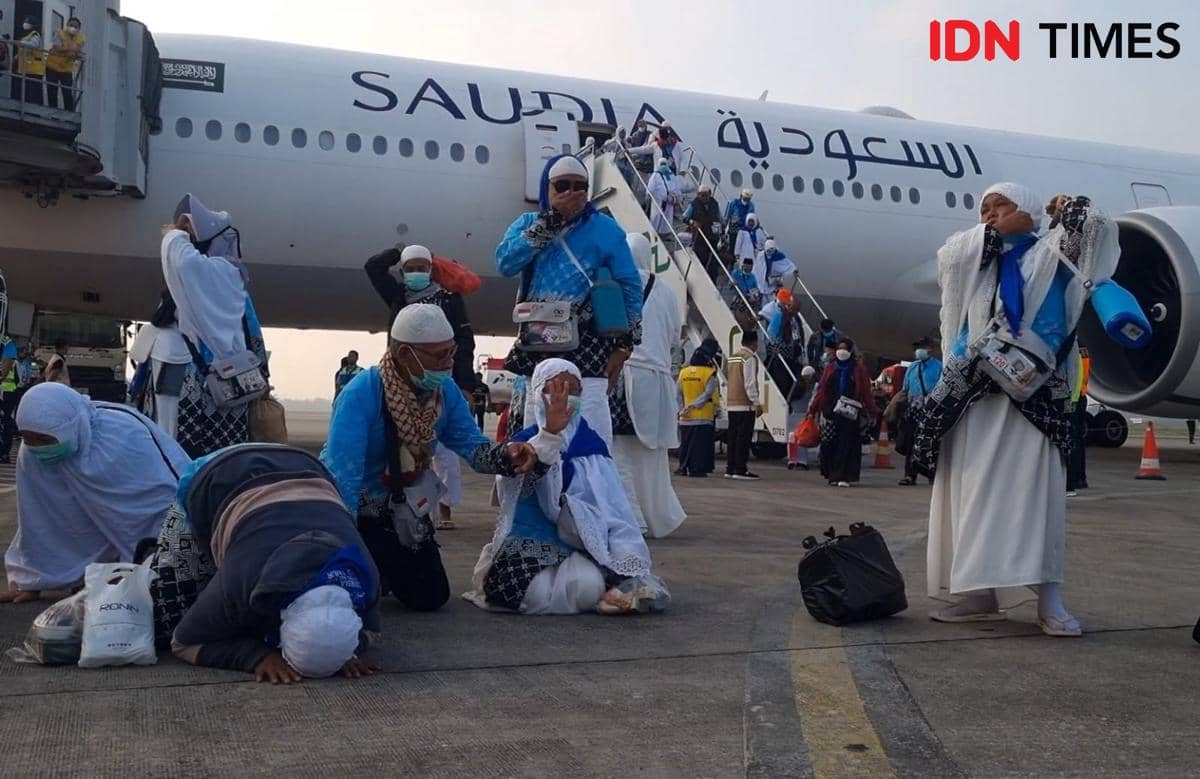 Sujud Syukur Warnai Kepulangan Jemaah Haji Kloter Pertama di Palembang