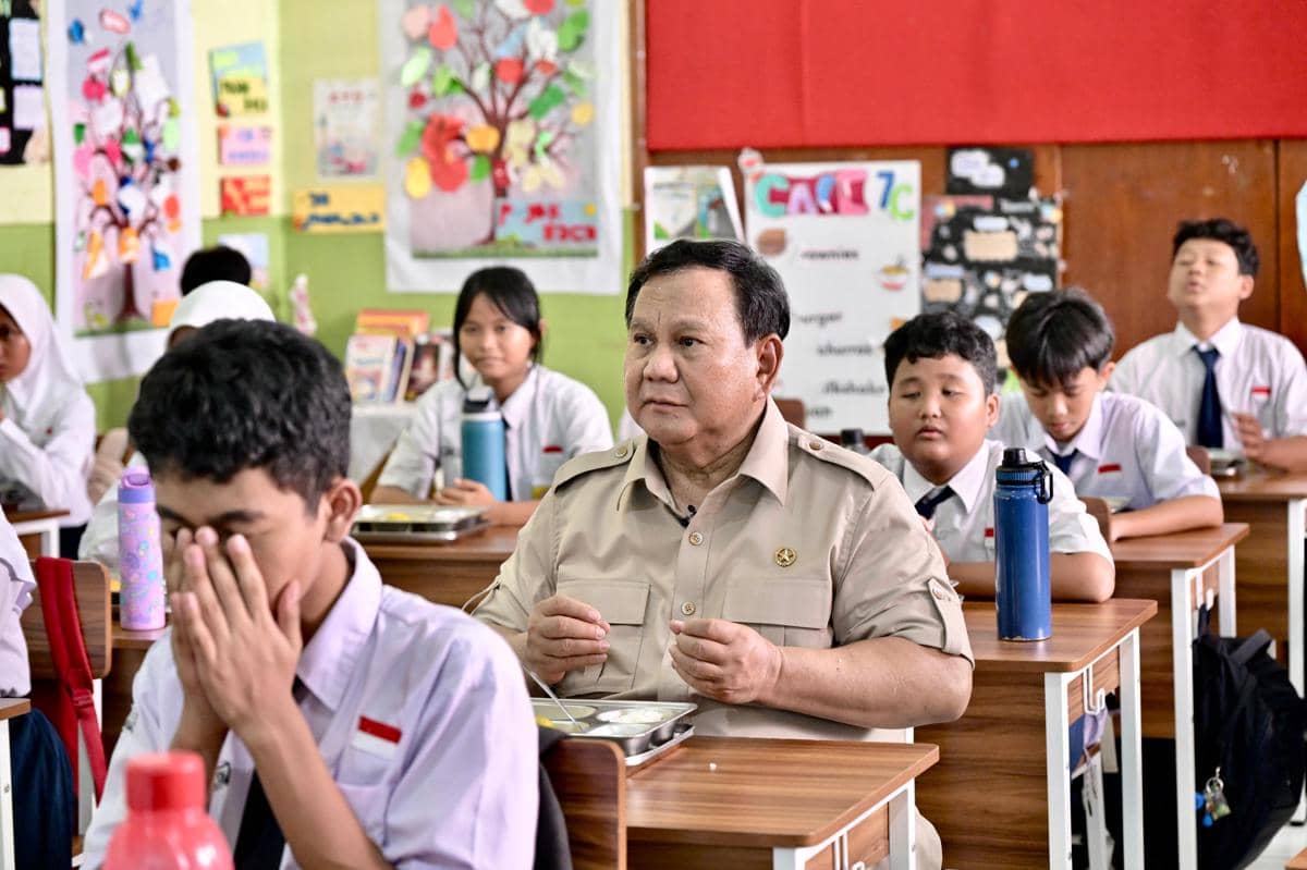 Prabowo Ikut Kegiatan Makan MBG saat Tinjau SMPN 111 Jakarta 