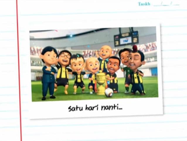 Karakter animasi Upin Ipin dan teman-temannya mengenakan seragam sepak bola berwarna kuning hitam sambil berpose dengan piala di stadion.