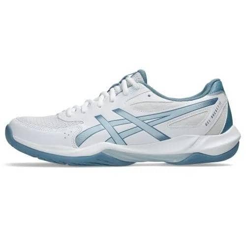Sepatu olahraga Asics Gel Rocket berwarna putih dengan aksen biru muda, menampilkan desain ringan dan sol karet yang kokoh.