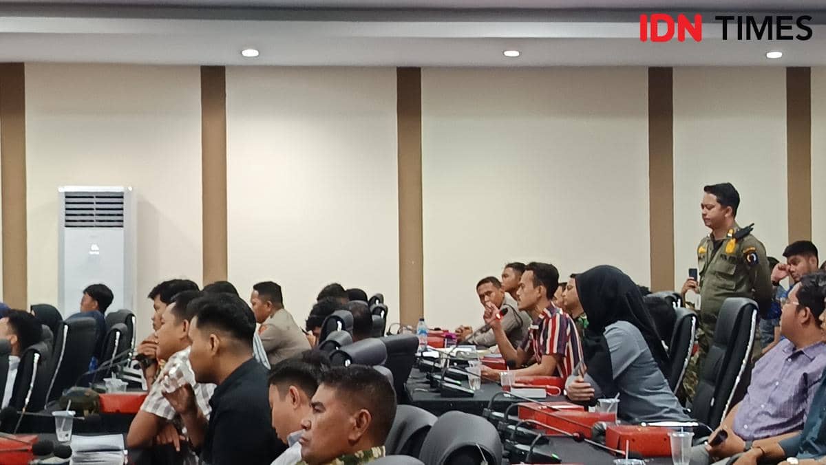Peserta rapat dengar pendapat Komisi A DPRD Sulsel duduk di ruang sidang membahas dugaan pelanggaran seleksi Paskibraka nasional.