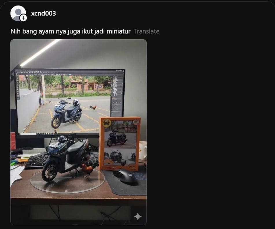 Miniatur motor dan ayam kecil di atas meja dengan layar komputer menampilkan foto motor asli di parkiran bersama ayam.
