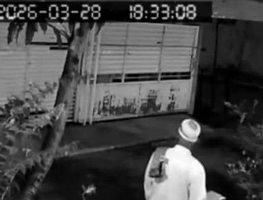 Rekaman CCTV viral memperlihatkan seorang pria berdiri di depan rumah dengan pagar tertutup. Video ini dikaitkan dengan perselisihan antar tetangga.