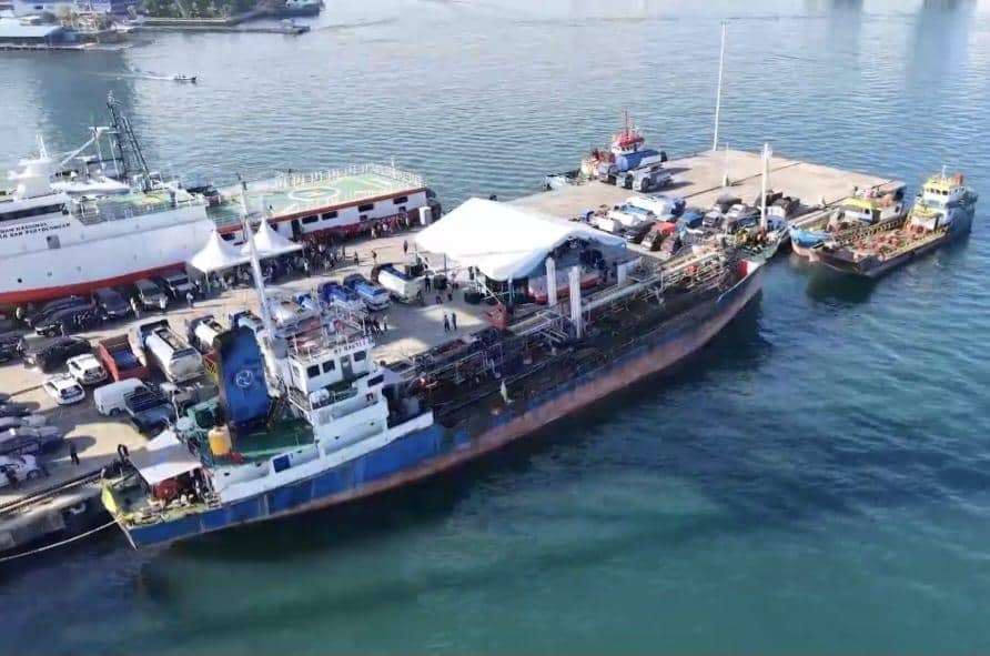 Kapal Tanker MT Bakti I yang disita Ditreskrimsus Polda Sulsel dan sandar di Dermarga Peti Kemas Pelindo Makassar, Jl Soerkarno, Selasa (2/6