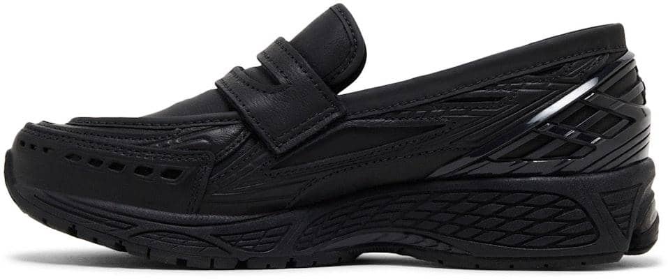 Sepatu loafer New Balance 1960L berwarna hitam dengan desain sol tebal dan detail modern di bagian samping.
