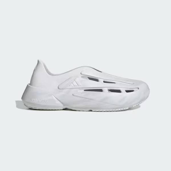 Sepatu slip-on Lightblaze Moc berwarna putih dengan desain futuristik dan ventilasi terbuka di bagian samping.
