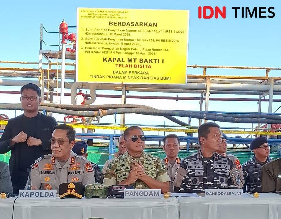 Kapal Tanker MT Bakti I yang disita Ditreskrimsus Polda Sulsel dan sandar di Dermarga Peti Kemas Pelindo Makassar, Jl Soerkarno, Selasa (2/6