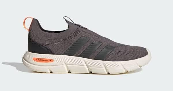 Sepatu Cloudfoam Flex Sock berwarna abu-abu dengan sol putih tebal dan detail oranye di bagian tumit, bergaya slip-on tanpa tali.