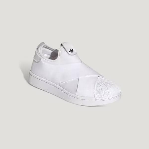 Sepatu slip-on putih model Superstar II X dengan desain minimalis, sol karet tebal, dan detail logo di bagian lidah sepatu.