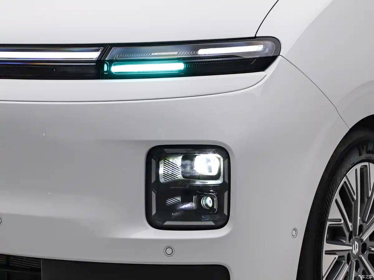 Tampilan lampu depan Leapmotor D99 dengan desain modern berteknologi LED pada bodi mobil berwarna putih.
