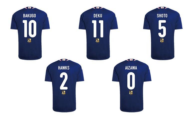 Lima jersey biru kolaborasi My Hero Academia dan Timnas Jepang dengan nama karakter Bakugo, Deku, Shoto, Hawks, dan Aizawa di bagian belakang.