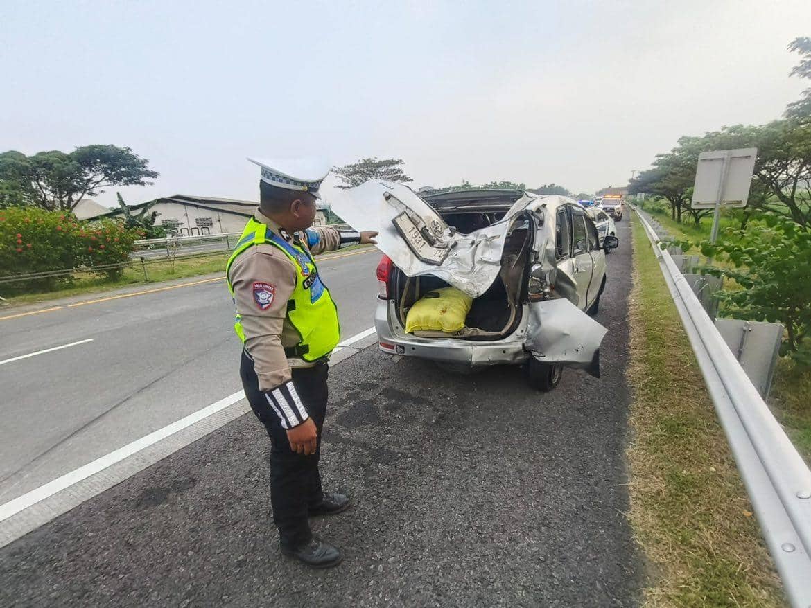 Minibus Ditumpangi Turis Irlandia Tabrak Avanza di Tol Sumo